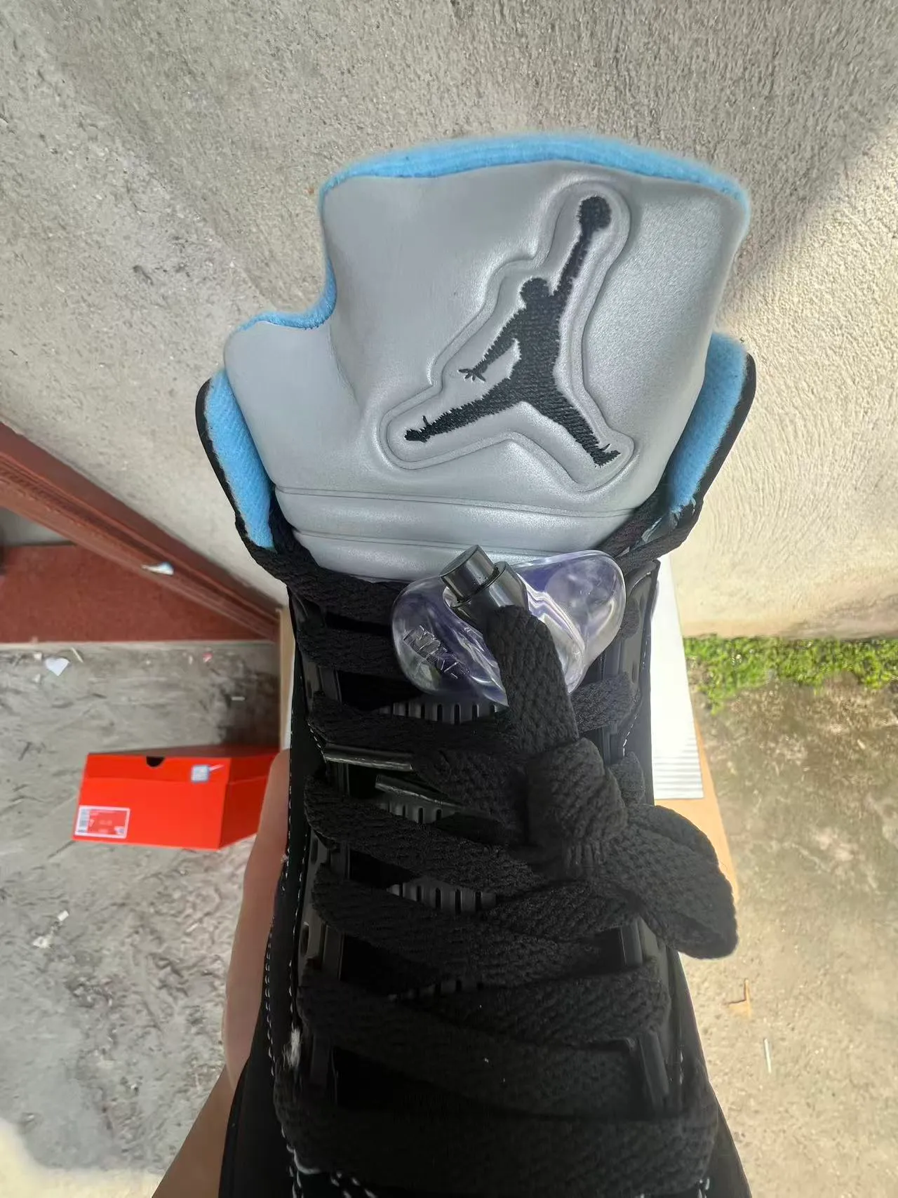 Chaussures de basketball Air Jordan 5 noir et blanc à semelle translucide 4