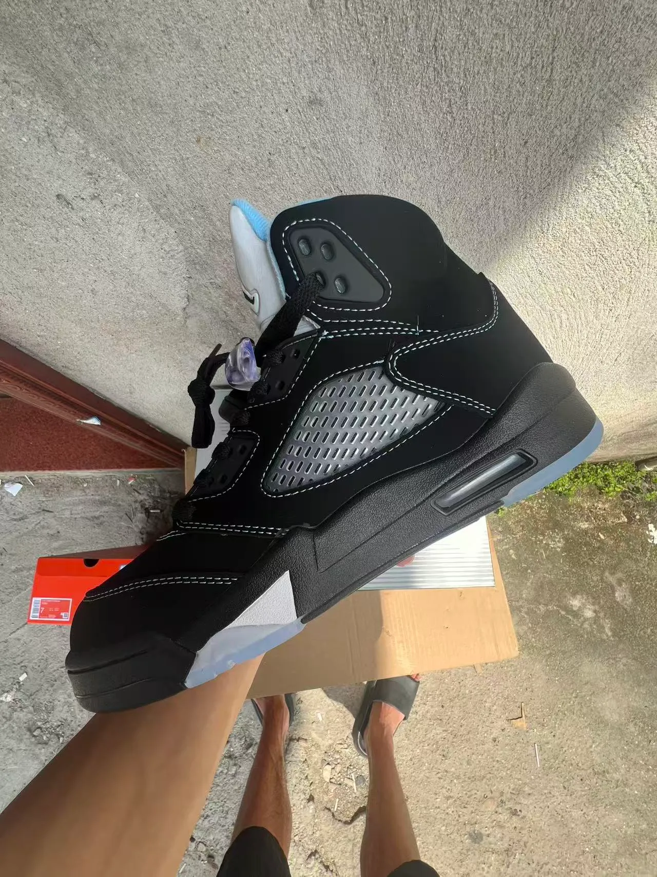 Chaussures de basketball Air Jordan 5 noir et blanc à semelle translucide 5