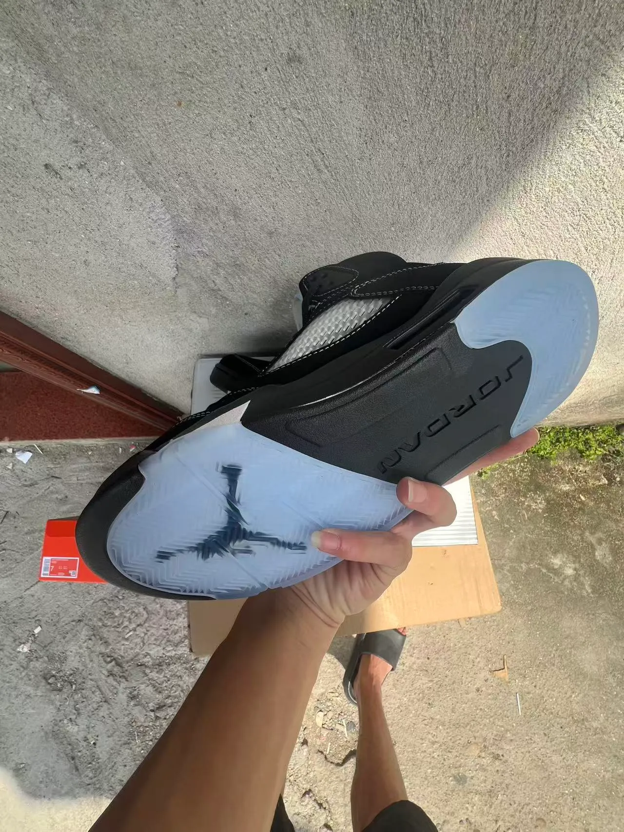 Chaussures de basketball Air Jordan 5 noir et blanc à semelle translucide 6
