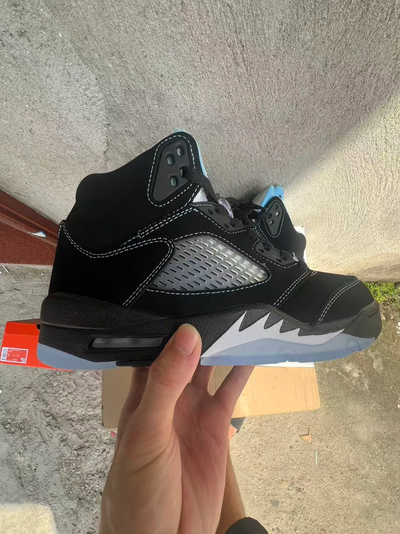 Chaussures de basketball Air Jordan 5 noir et blanc à semelle translucide 7