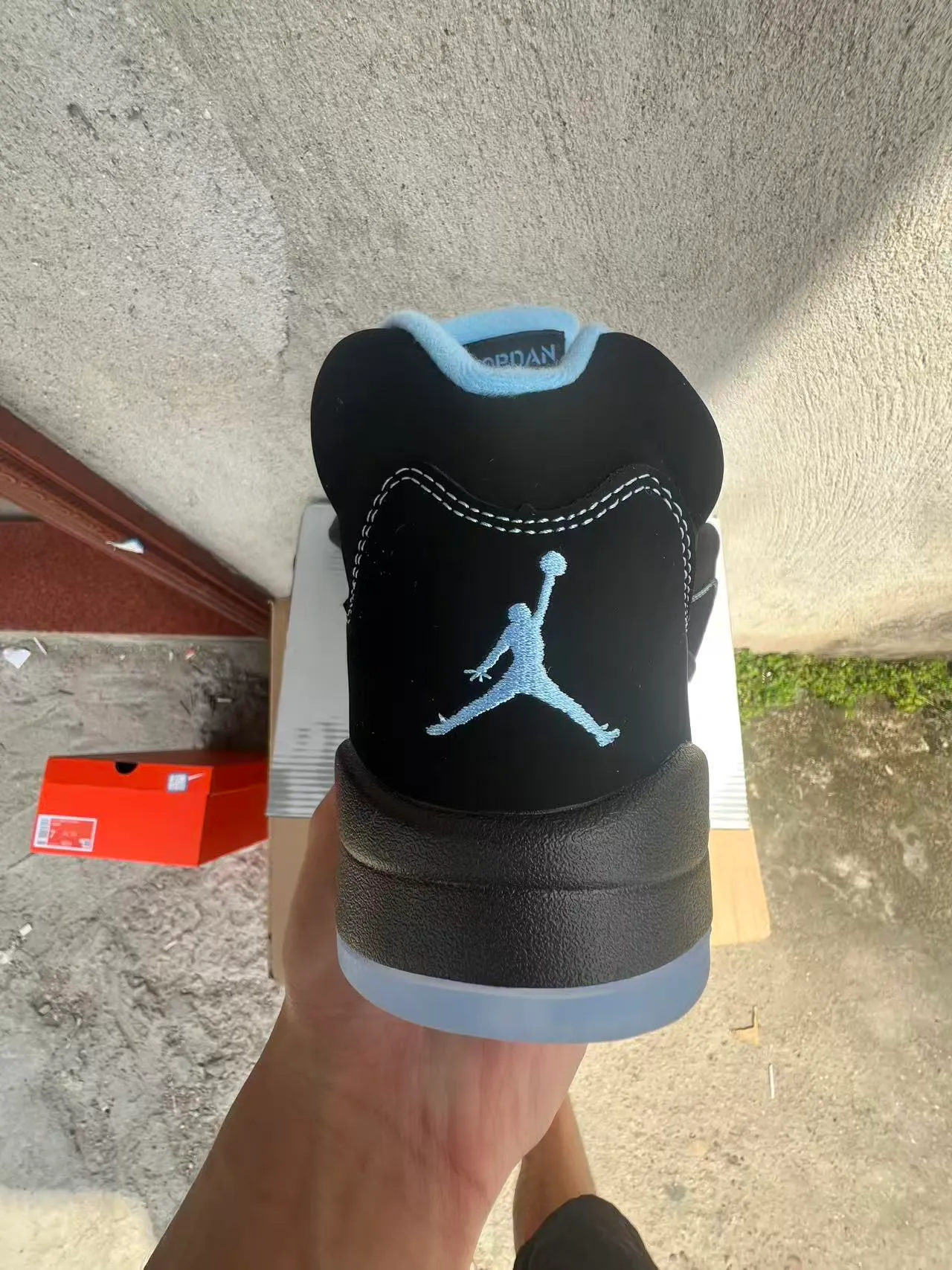 Chaussures de basketball Air Jordan 5 noir et blanc à semelle translucide 8