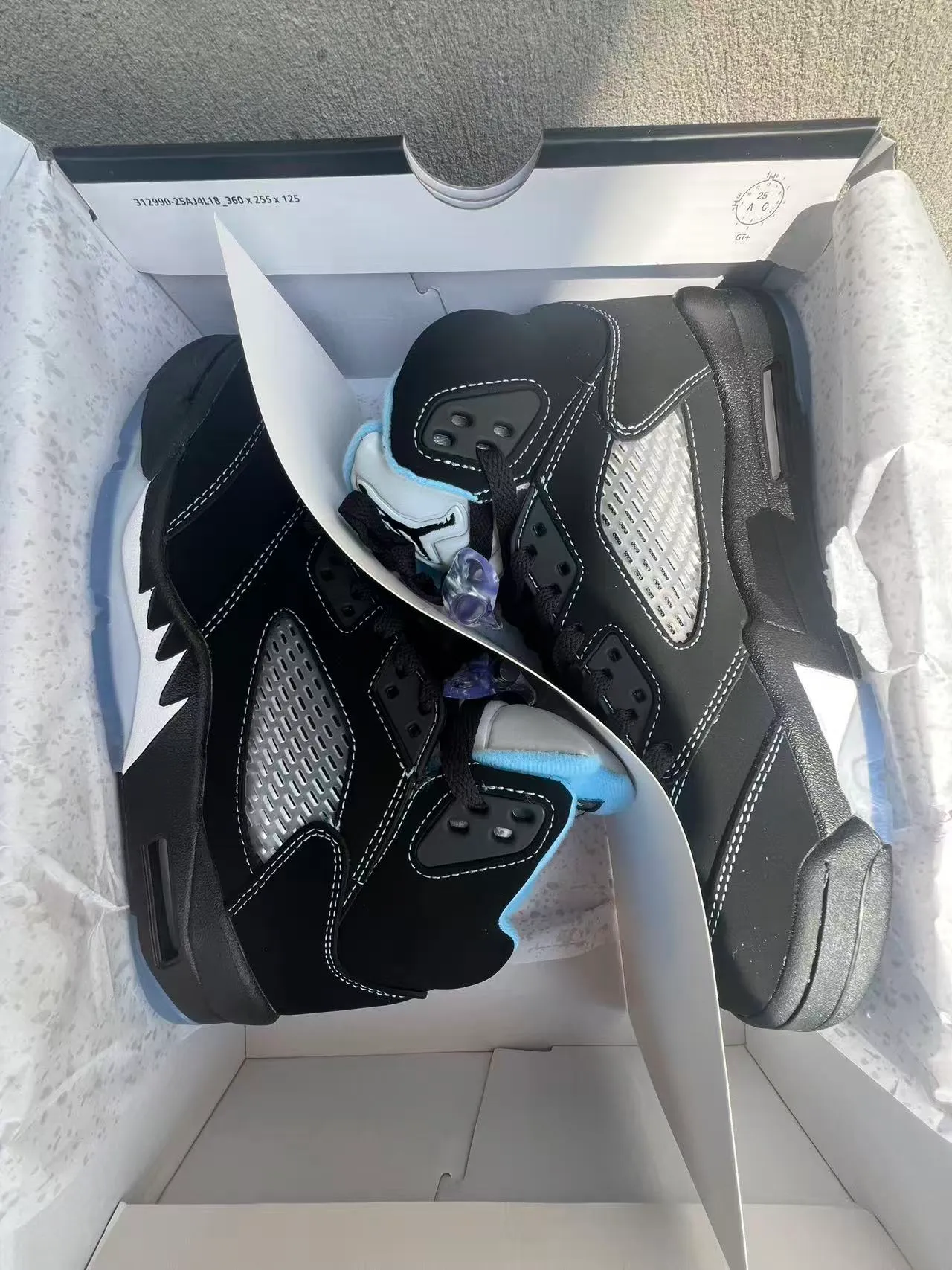 Chaussures de basketball Air Jordan 5 noir et blanc à semelle translucide 9