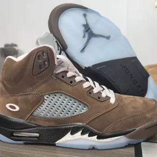Tênis de basquete Air Jordan 5 cano alto marrom e azul com cabedal em camurça