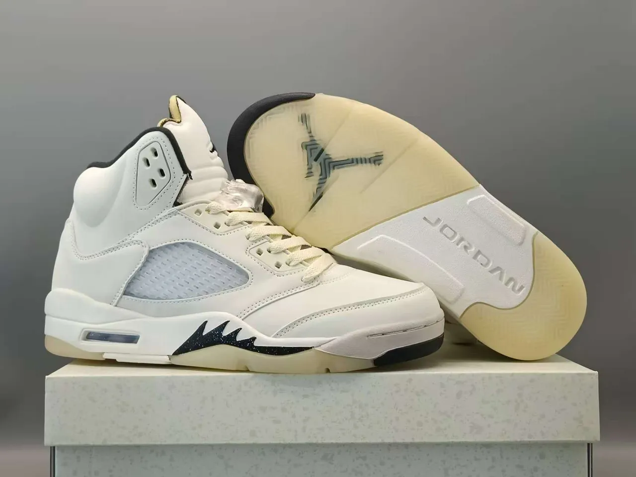 Air Jordan 5 白黑篮球鞋 4