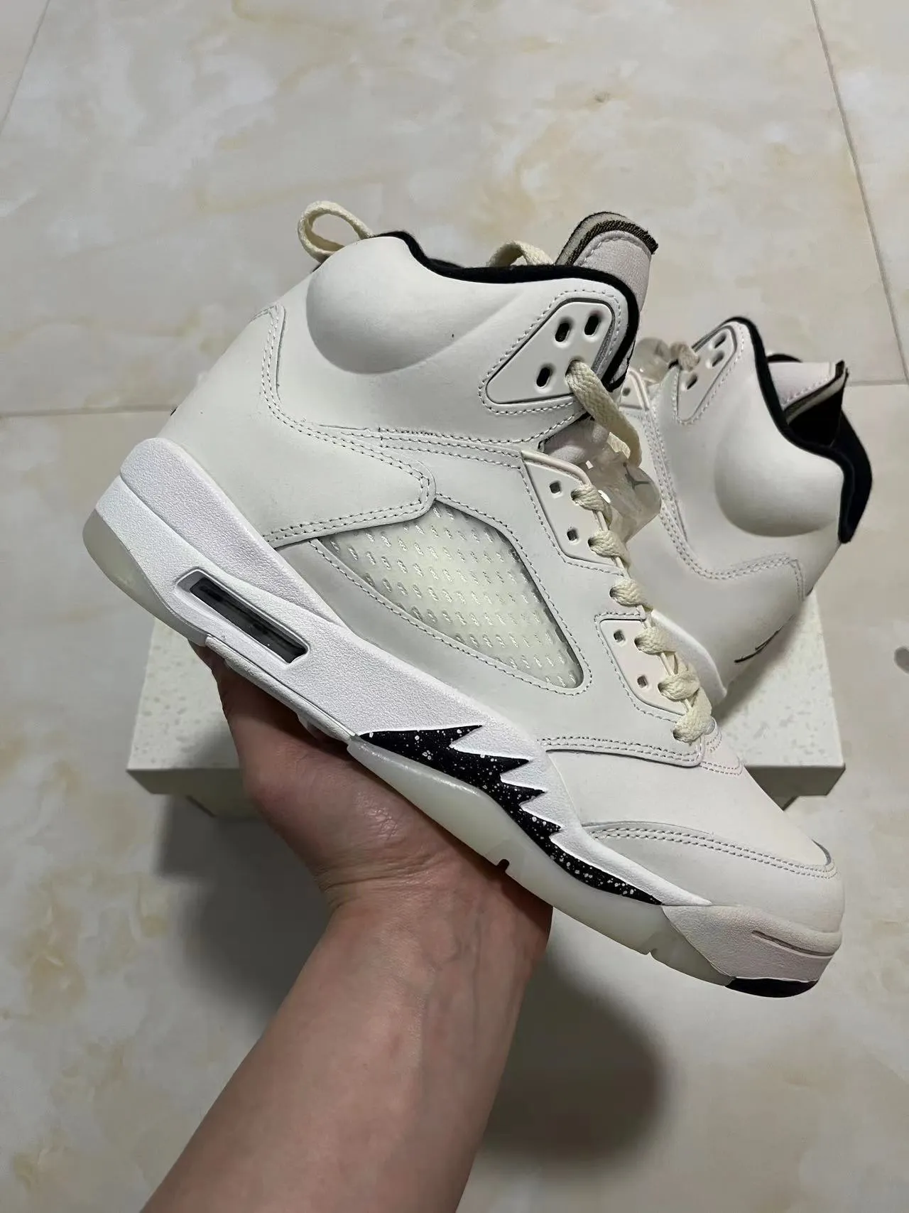 حذاء كرة السلة عالي الرقبة Air Jordan 5 من الجلد والشبك باللونين الأبيض والأسود 9