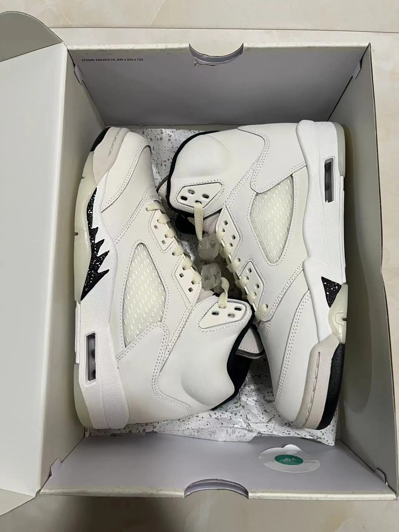 حذاء كرة السلة عالي الرقبة Air Jordan 5 من الجلد والشبك باللونين الأبيض والأسود 2