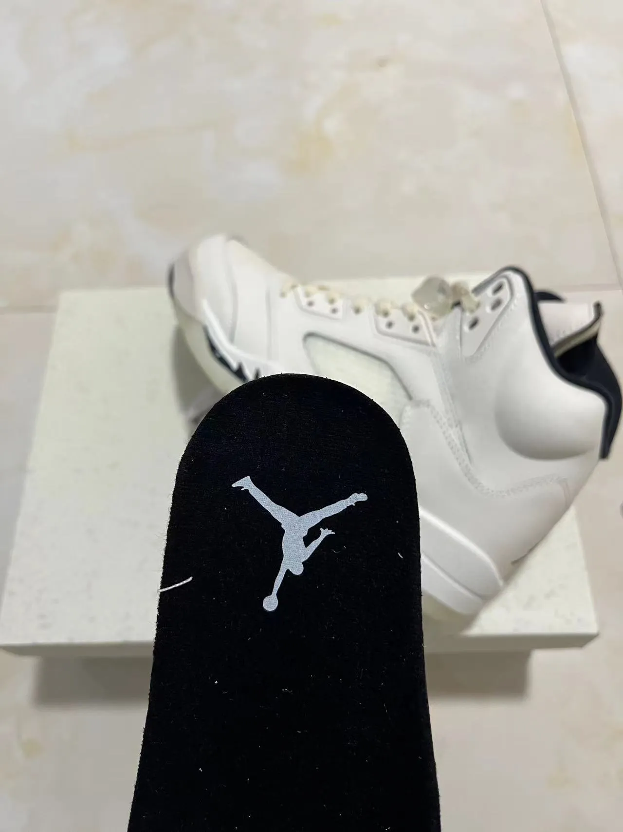 حذاء كرة السلة عالي الرقبة Air Jordan 5 من الجلد والشبك باللونين الأبيض والأسود 3
