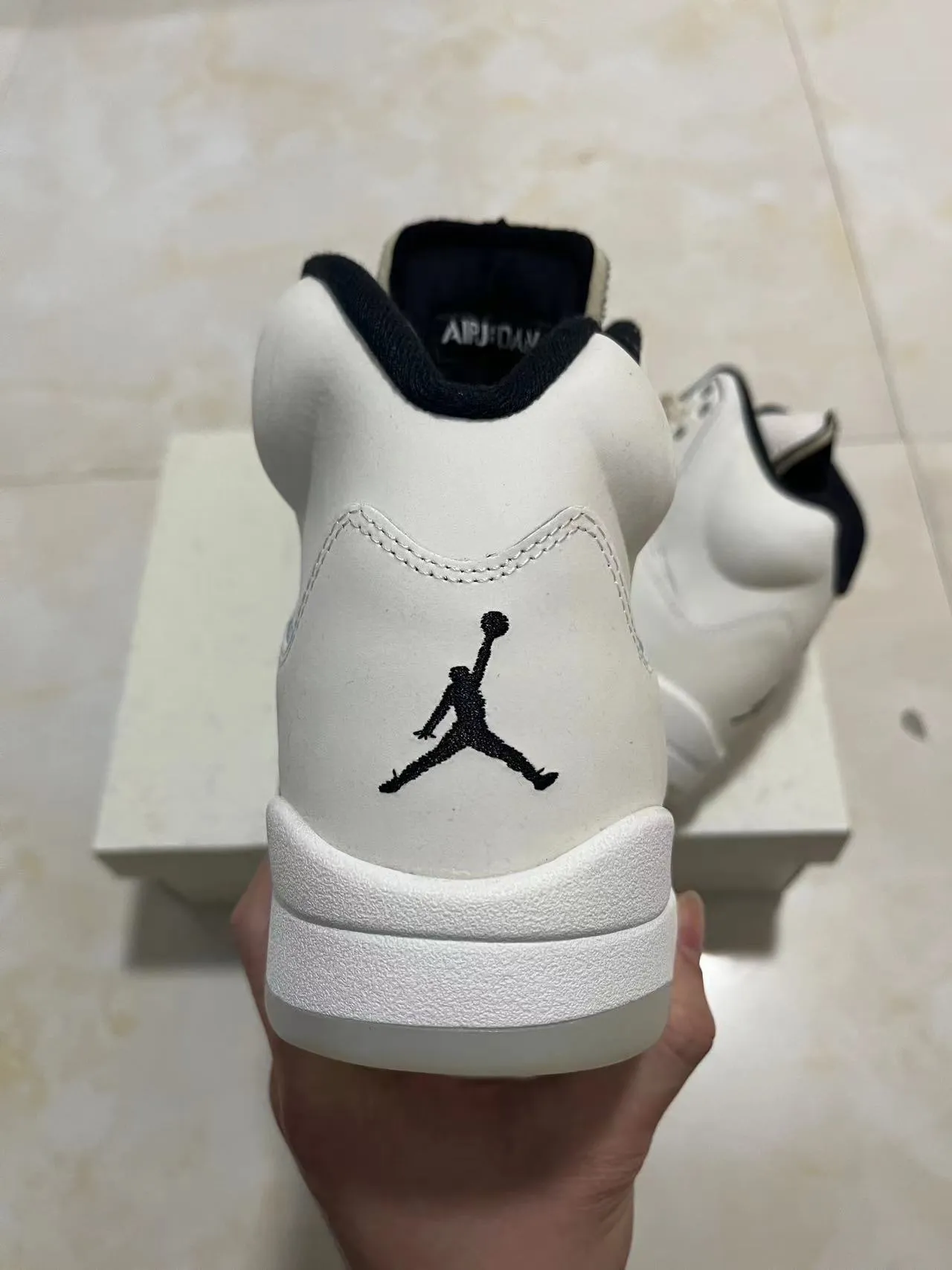 حذاء كرة السلة عالي الرقبة Air Jordan 5 من الجلد والشبك باللونين الأبيض والأسود 10