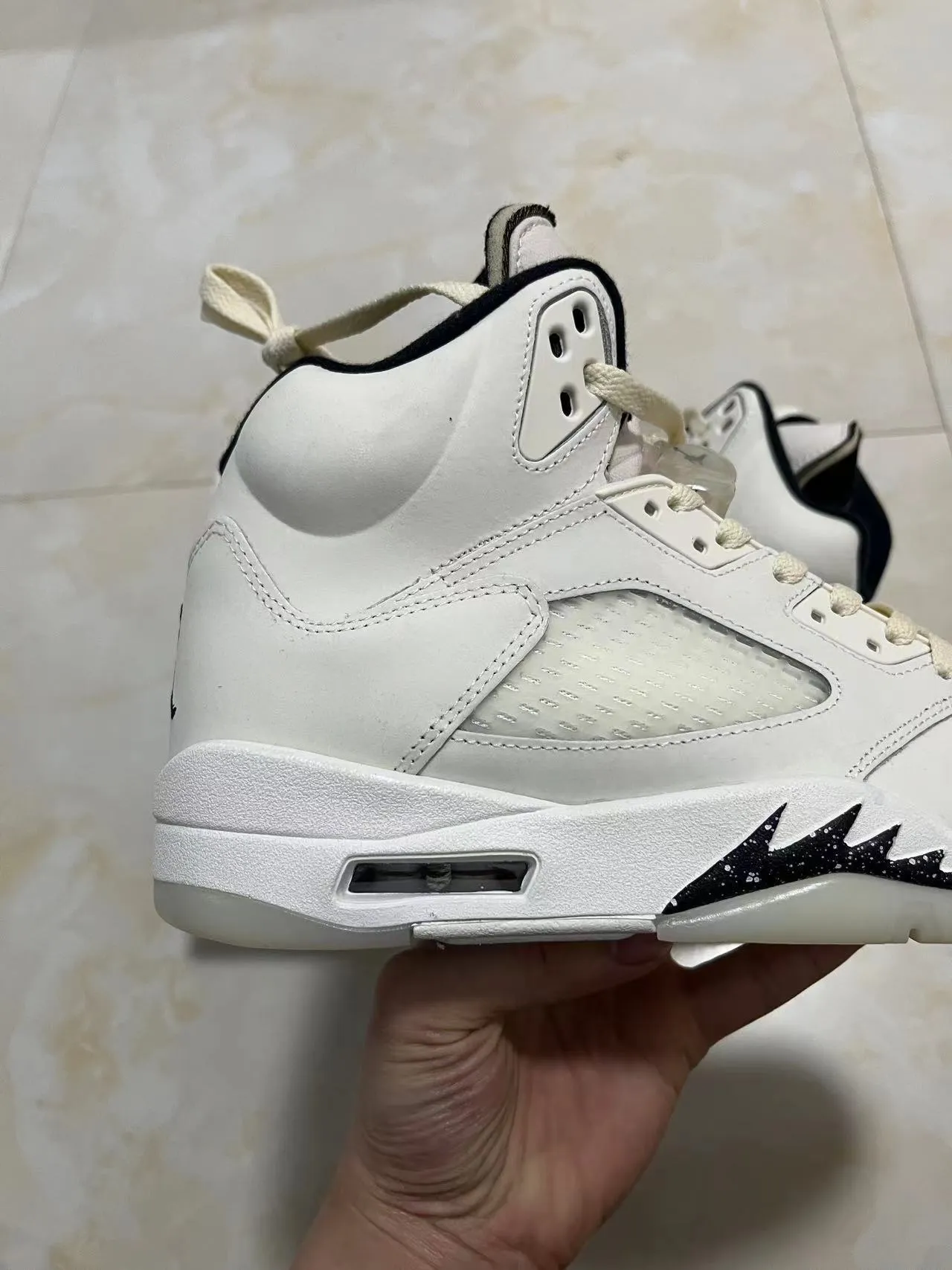 حذاء كرة السلة عالي الرقبة Air Jordan 5 من الجلد والشبك باللونين الأبيض والأسود 4