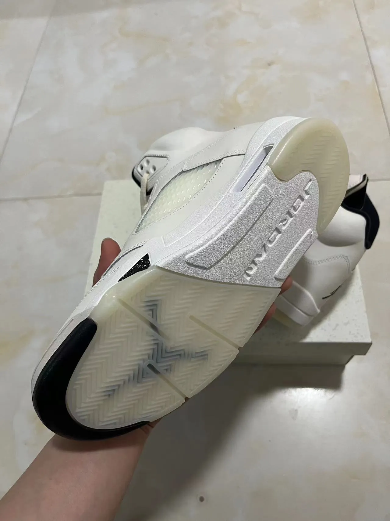 حذاء كرة السلة عالي الرقبة Air Jordan 5 من الجلد والشبك باللونين الأبيض والأسود 11