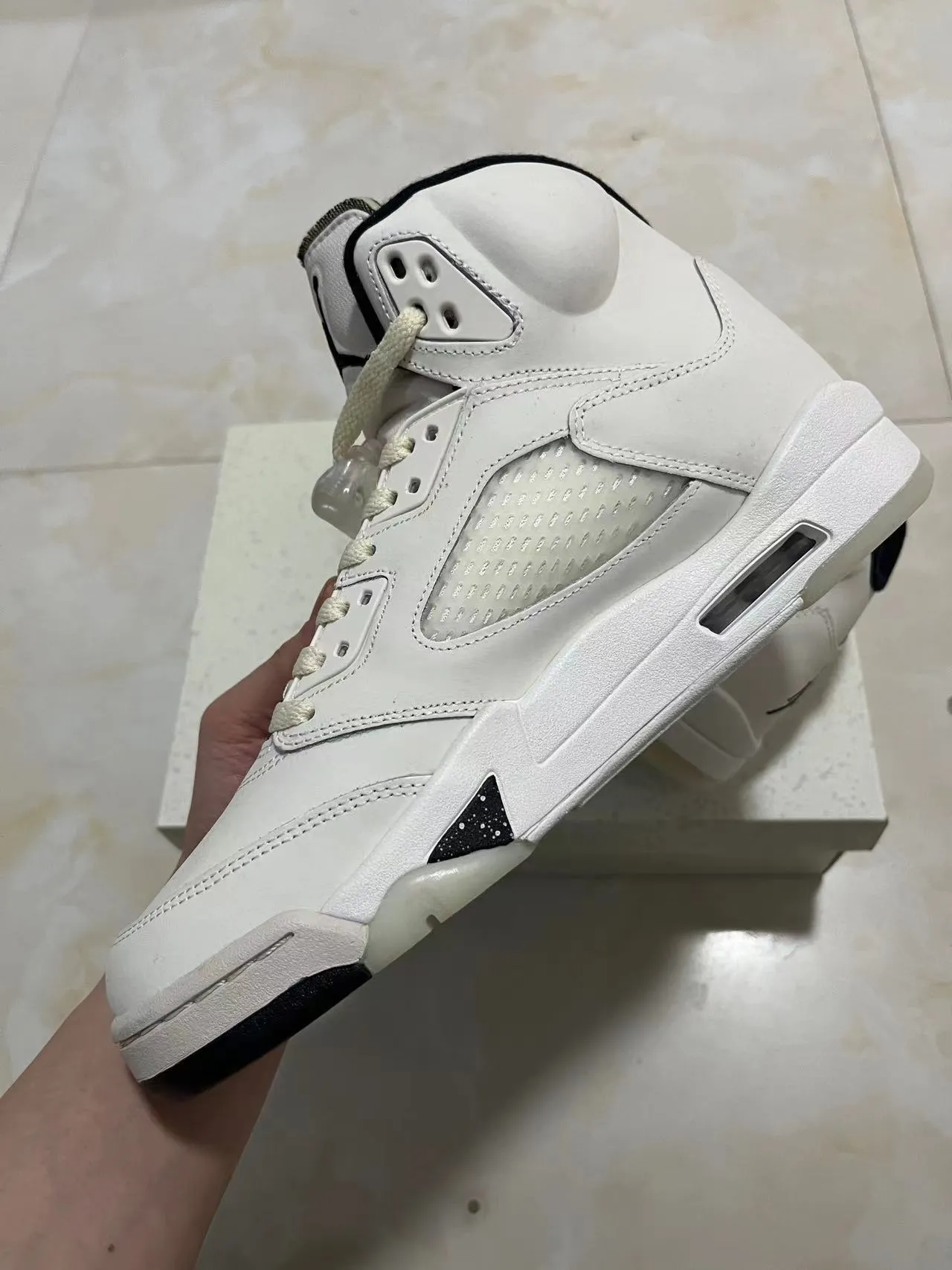 حذاء كرة السلة عالي الرقبة Air Jordan 5 من الجلد والشبك باللونين الأبيض والأسود 5