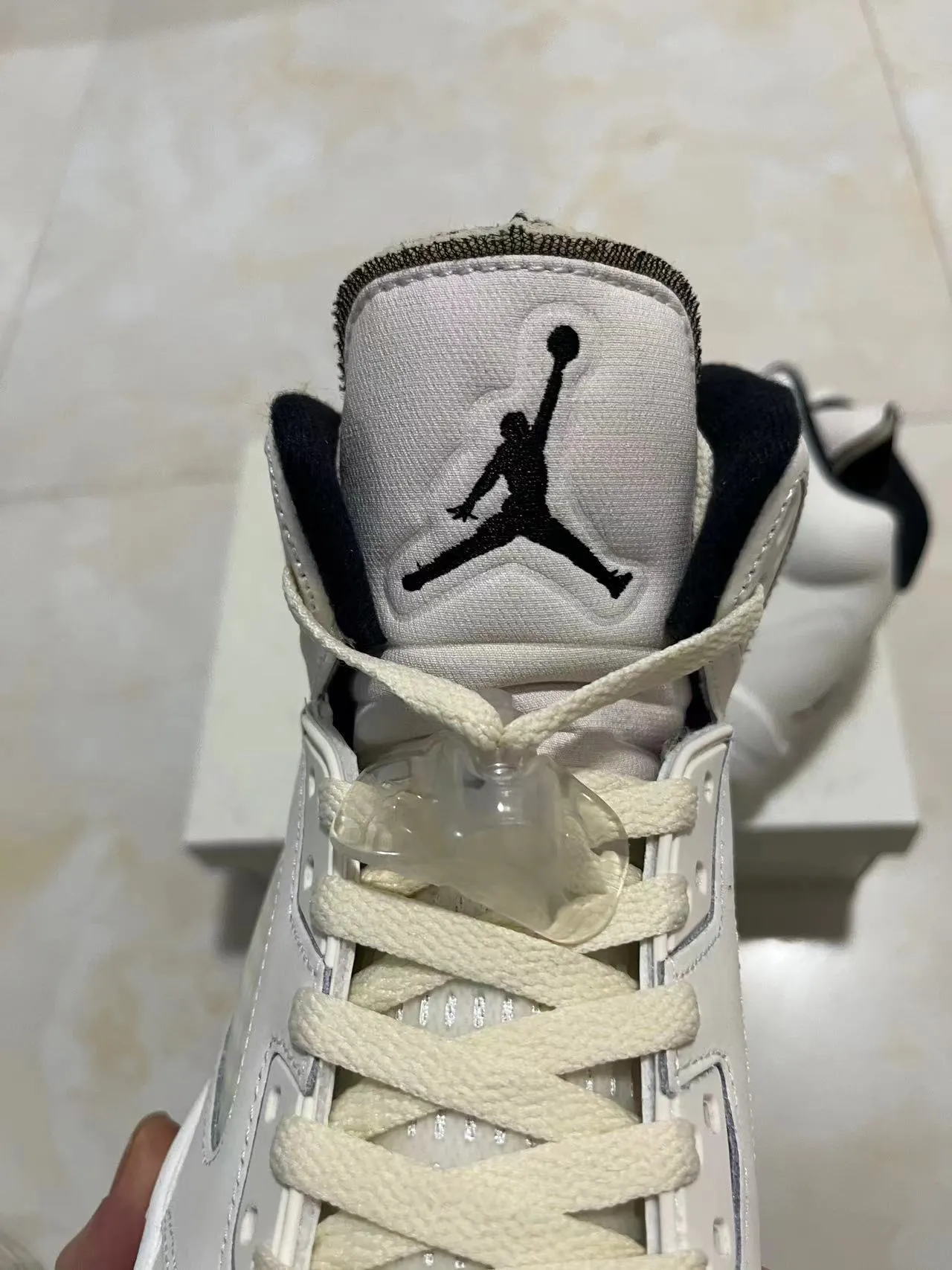 حذاء كرة السلة عالي الرقبة Air Jordan 5 من الجلد والشبك باللونين الأبيض والأسود 6