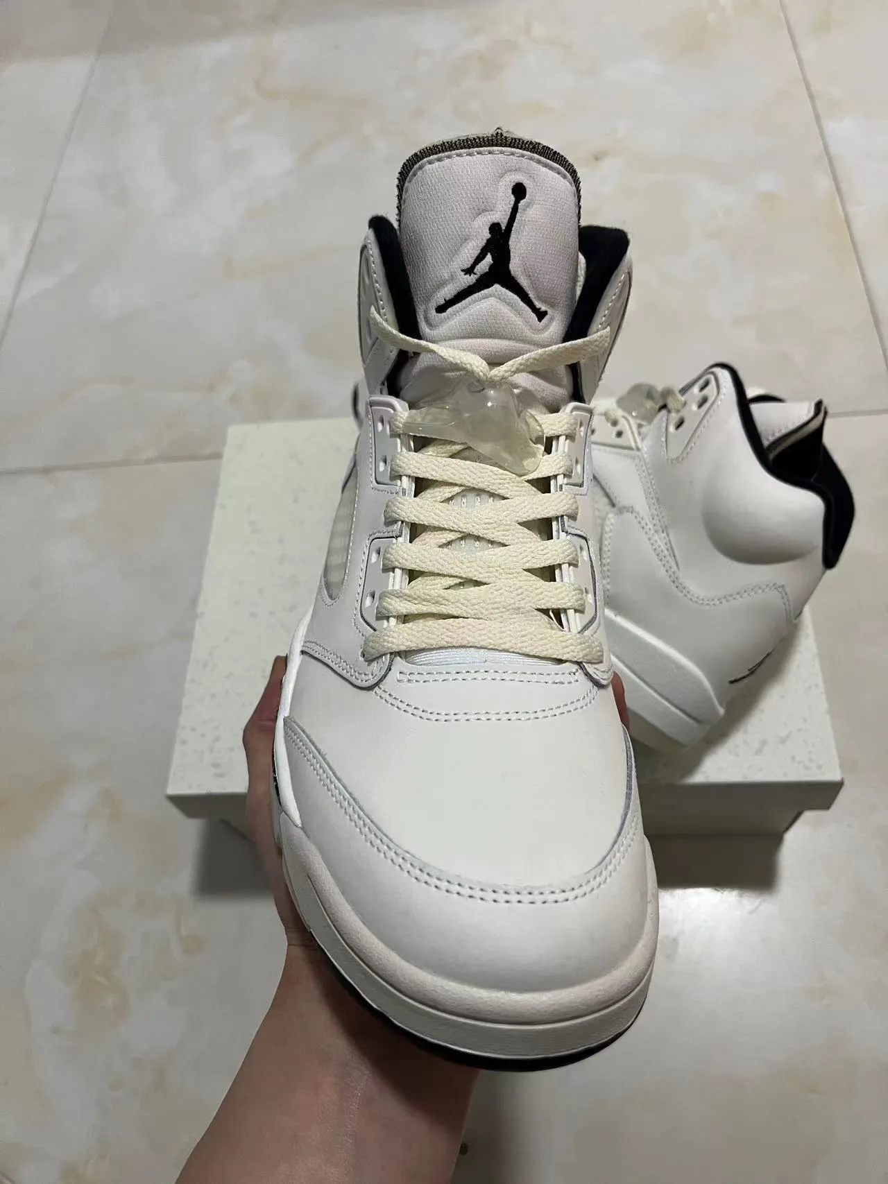 حذاء كرة السلة عالي الرقبة Air Jordan 5 من الجلد والشبك باللونين الأبيض والأسود 7