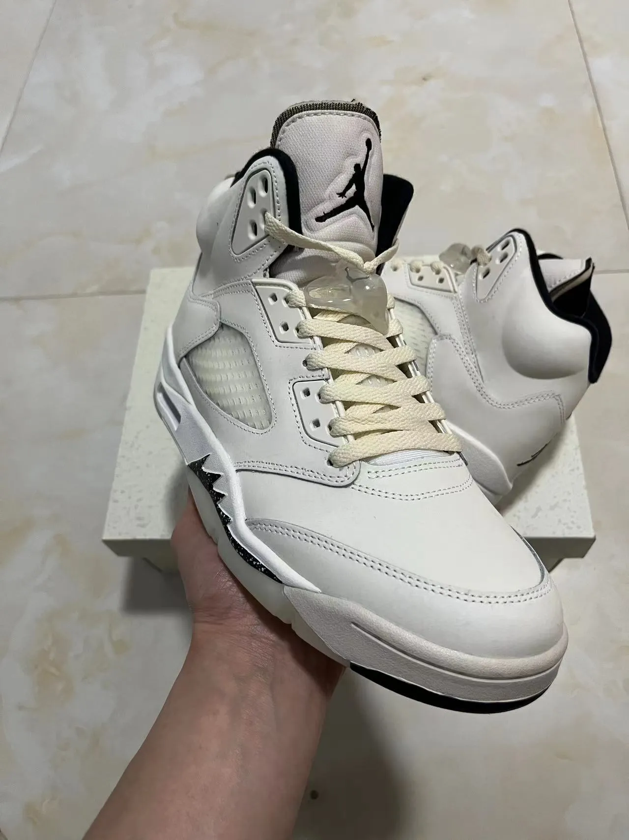 حذاء كرة السلة عالي الرقبة Air Jordan 5 من الجلد والشبك باللونين الأبيض والأسود 8