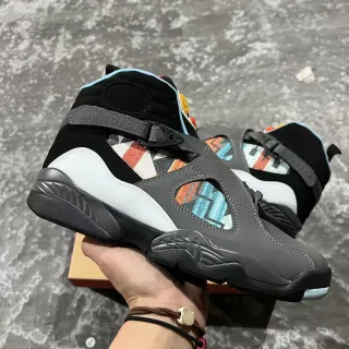 Tênis de basquete Air Jordan 8 com estampa geométrica multicolorida