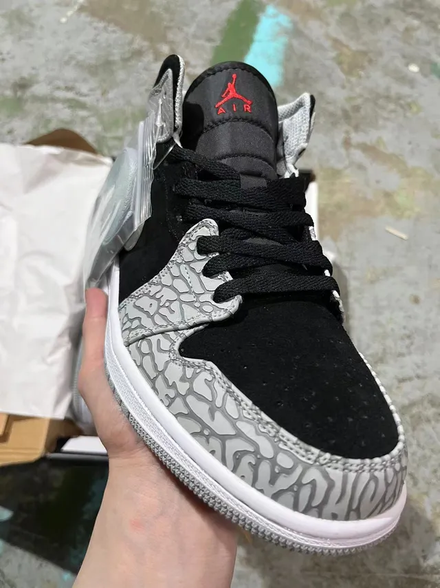 Tênis de basquete de cano alto Air Jordan preto e cinza com sobreposição de estampa de elefante 2