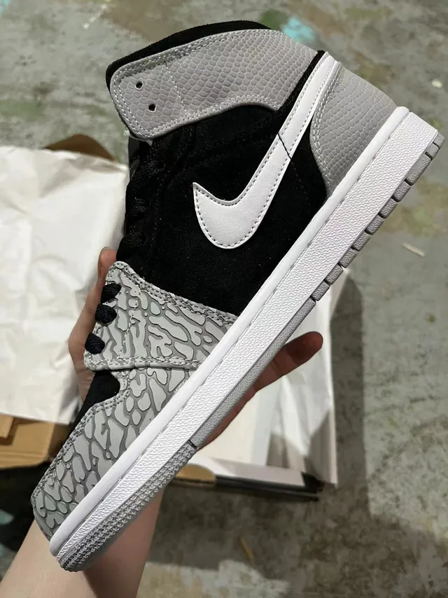 Tênis de basquete de cano alto Air Jordan preto e cinza com sobreposição de estampa de elefante 3