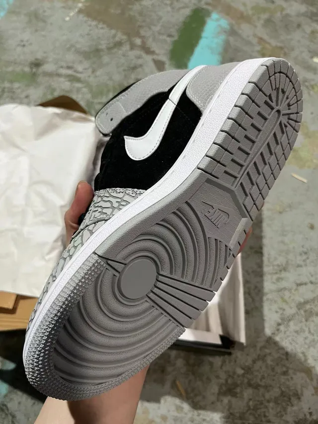 Tênis de basquete de cano alto Air Jordan preto e cinza com sobreposição de estampa de elefante 4