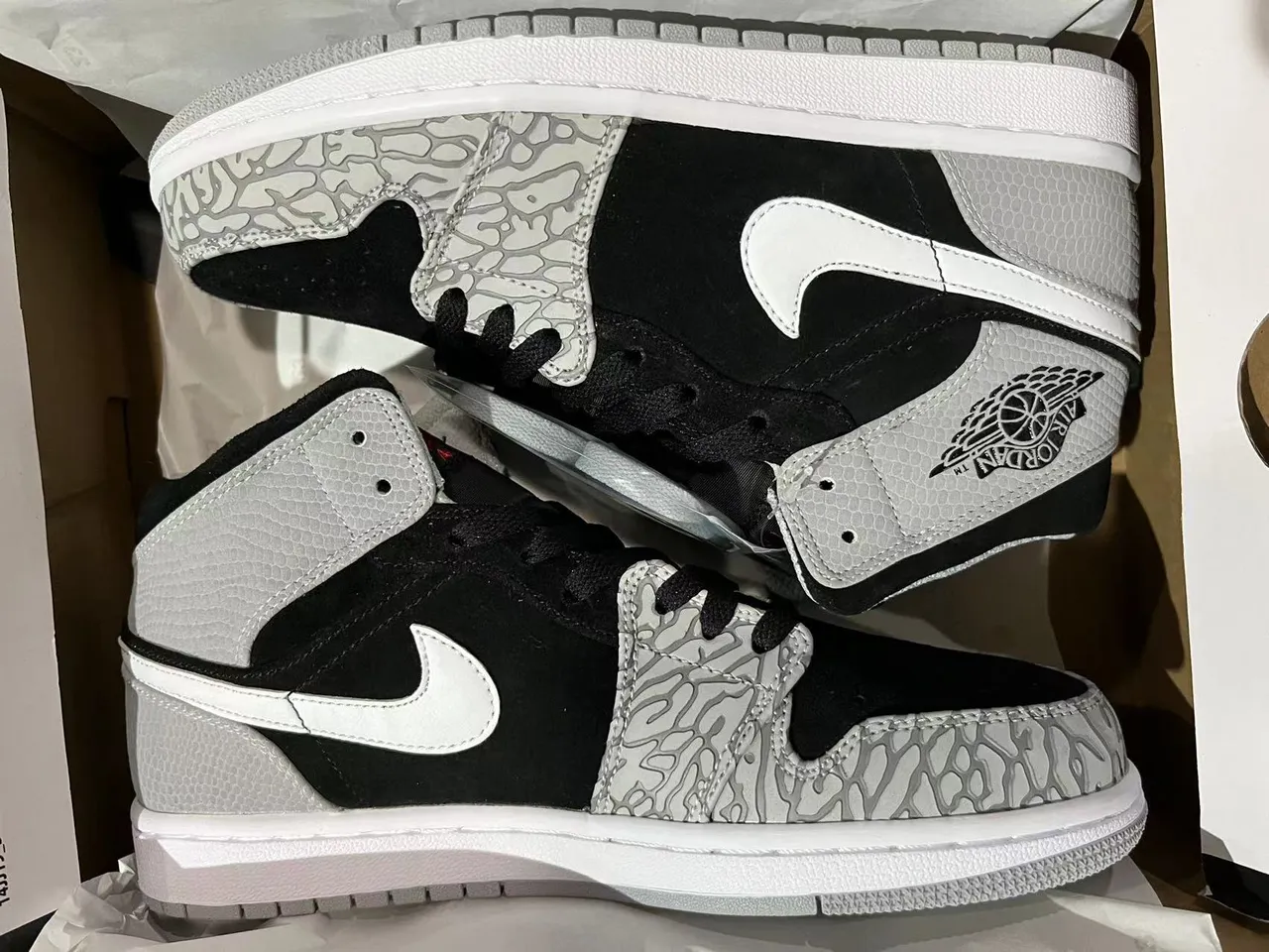 Tênis de basquete de cano alto Air Jordan preto e cinza com sobreposição de estampa de elefante 6