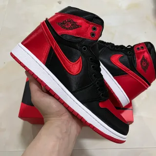 Air Jordan 黑色红色高帮缎面覆盖篮球鞋