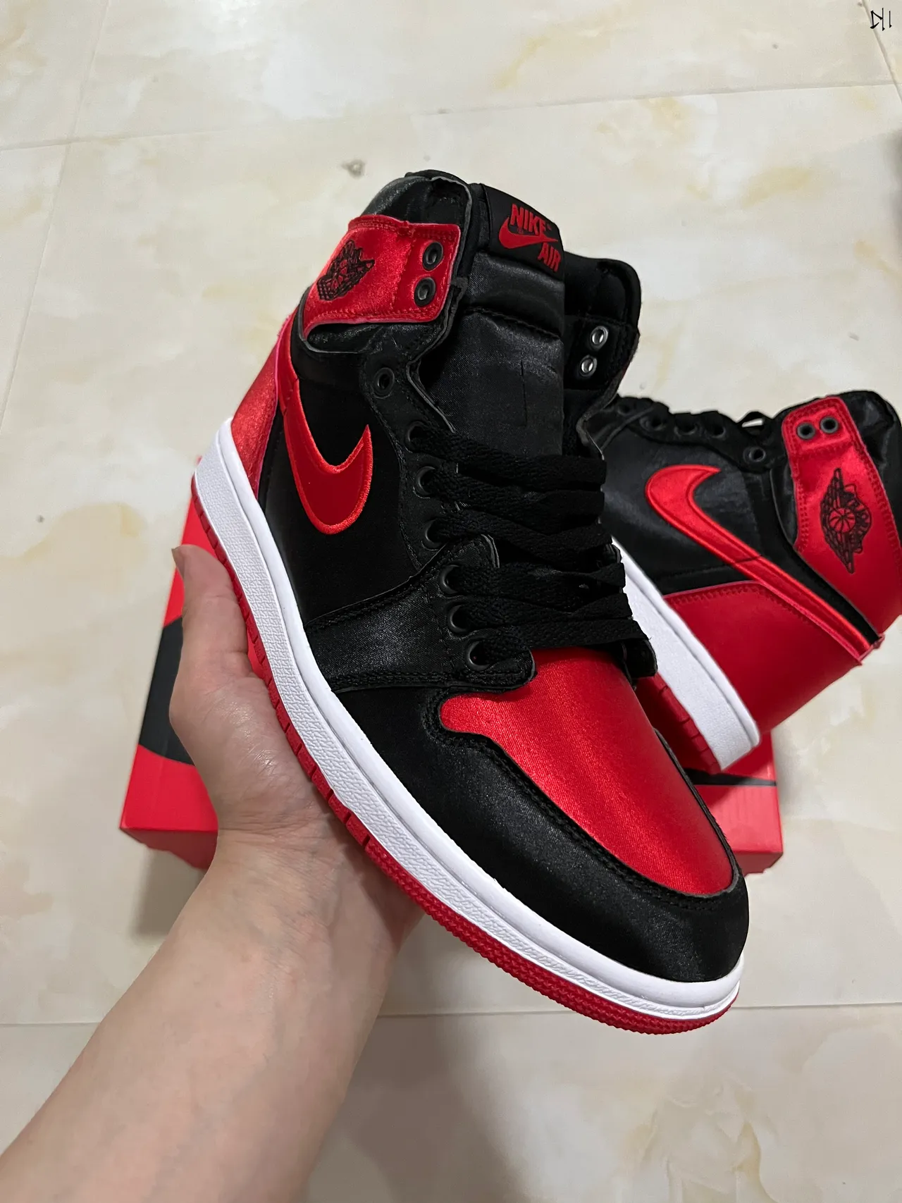 Air Jordan Noir Rouge High-Top Satin Overlay Chaussures de Basketball 2