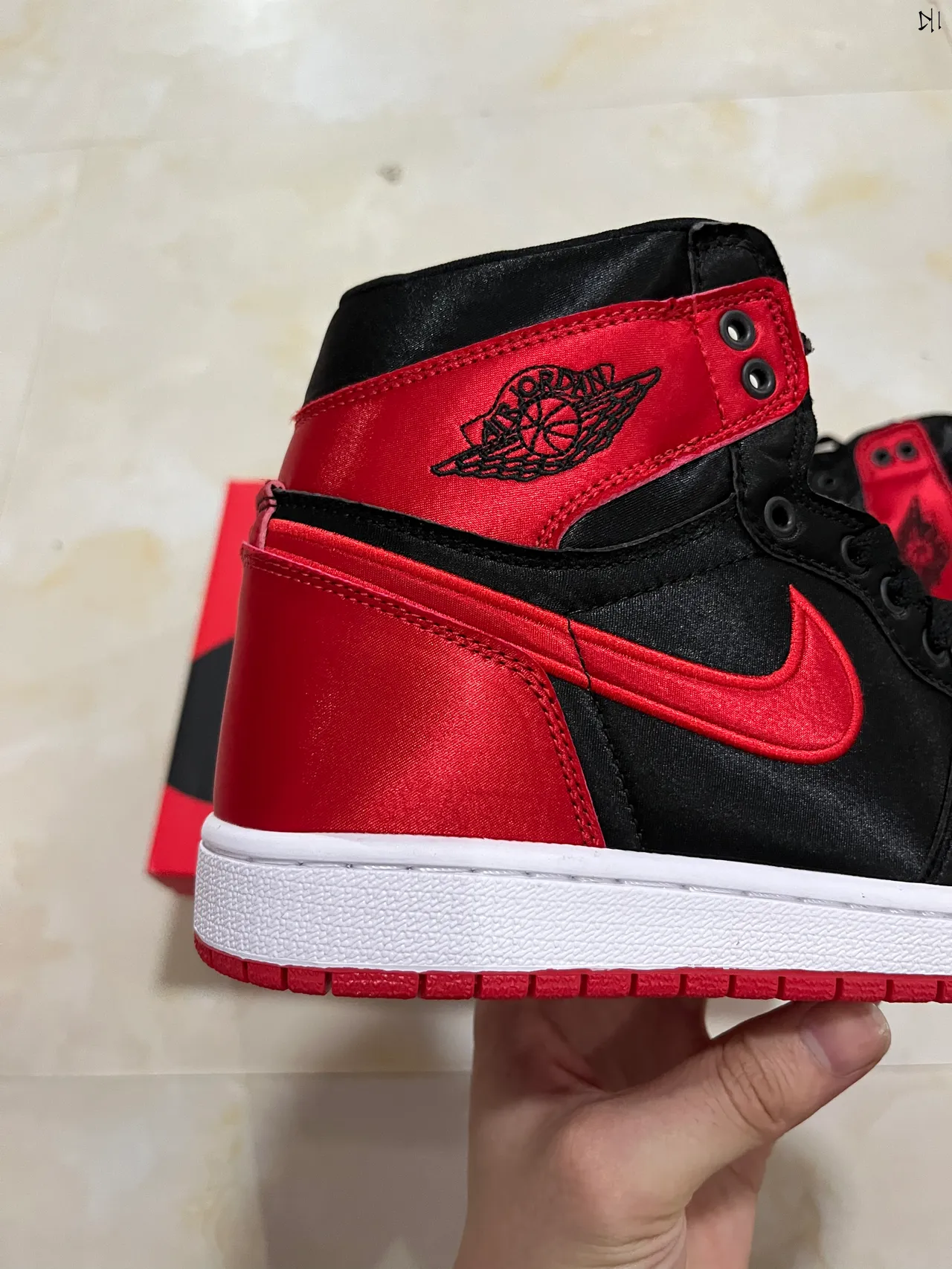Air Jordan Noir Rouge High-Top Satin Overlay Chaussures de Basketball 11