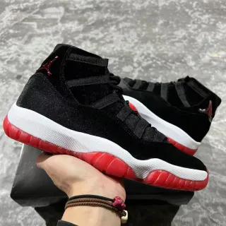 Tênis de basquete de cano alto Air Jordan preto e vermelho com cabedal estilo veludo