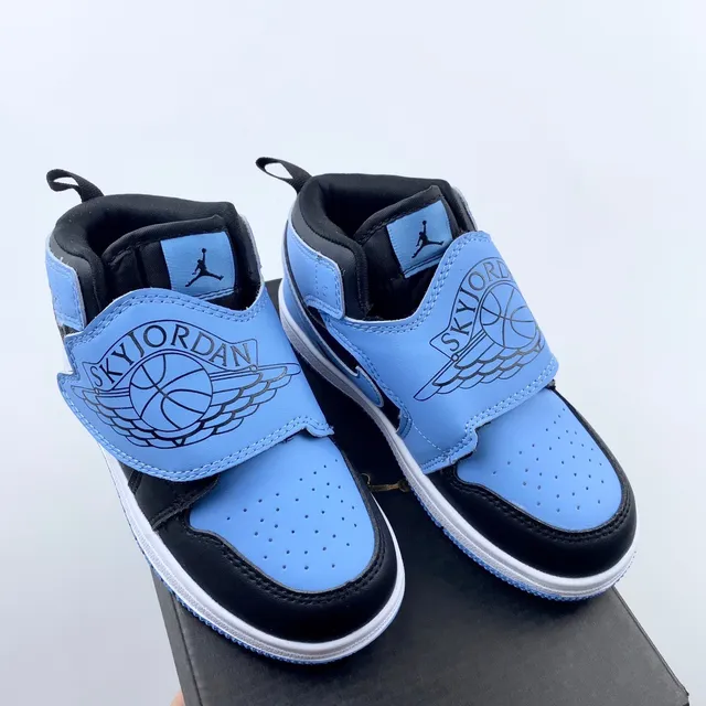 Tênis de basquete de cano baixo Air Jordan cinza e azul com fecho de tira 15