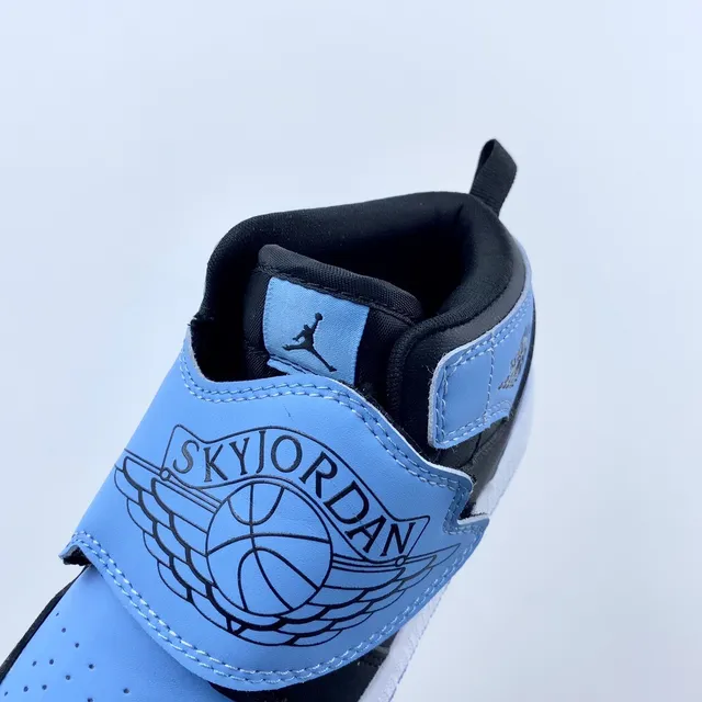 Tênis de basquete de cano baixo Air Jordan cinza e azul com fecho de tira 22