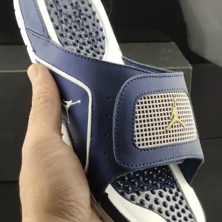 Chinelos Air Jordan Slide azul-marinho, branco e dourado