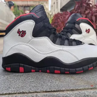 Tênis de basquete de cano alto Air Jordan com estrutura em couro e mesh branco e preto
