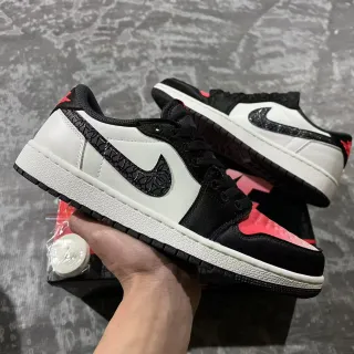 Tênis de basquete Air Jordan cano baixo branco e preto com cabedal em couro e sintético