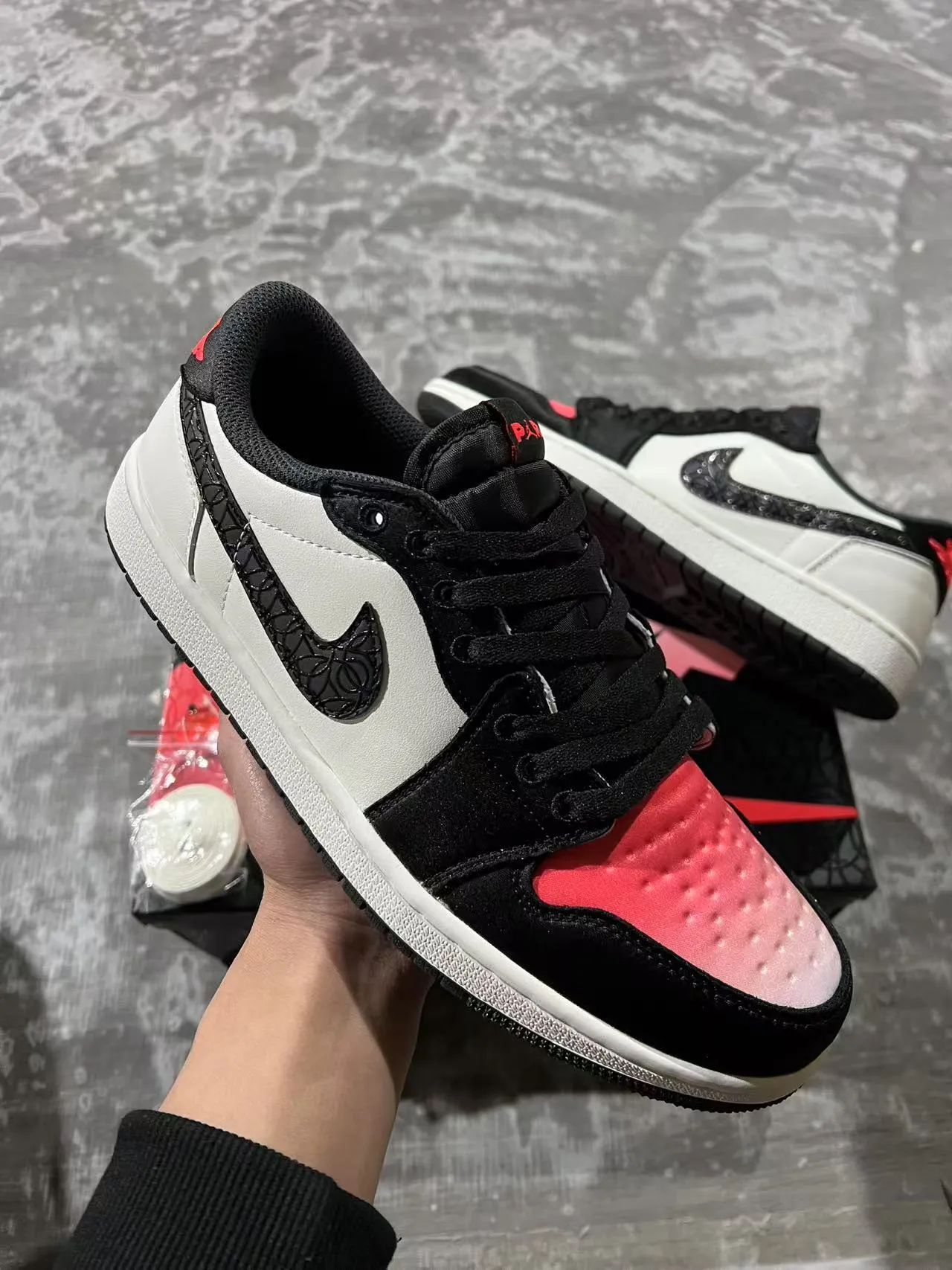 Tênis de basquete Air Jordan cano baixo branco e preto com cabedal em couro e sintético 2