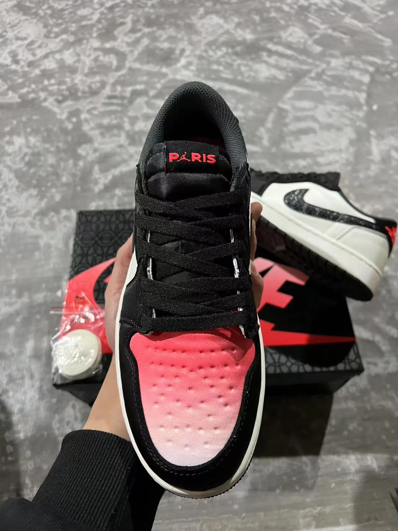 Tênis de basquete Air Jordan cano baixo branco e preto com cabedal em couro e sintético 3