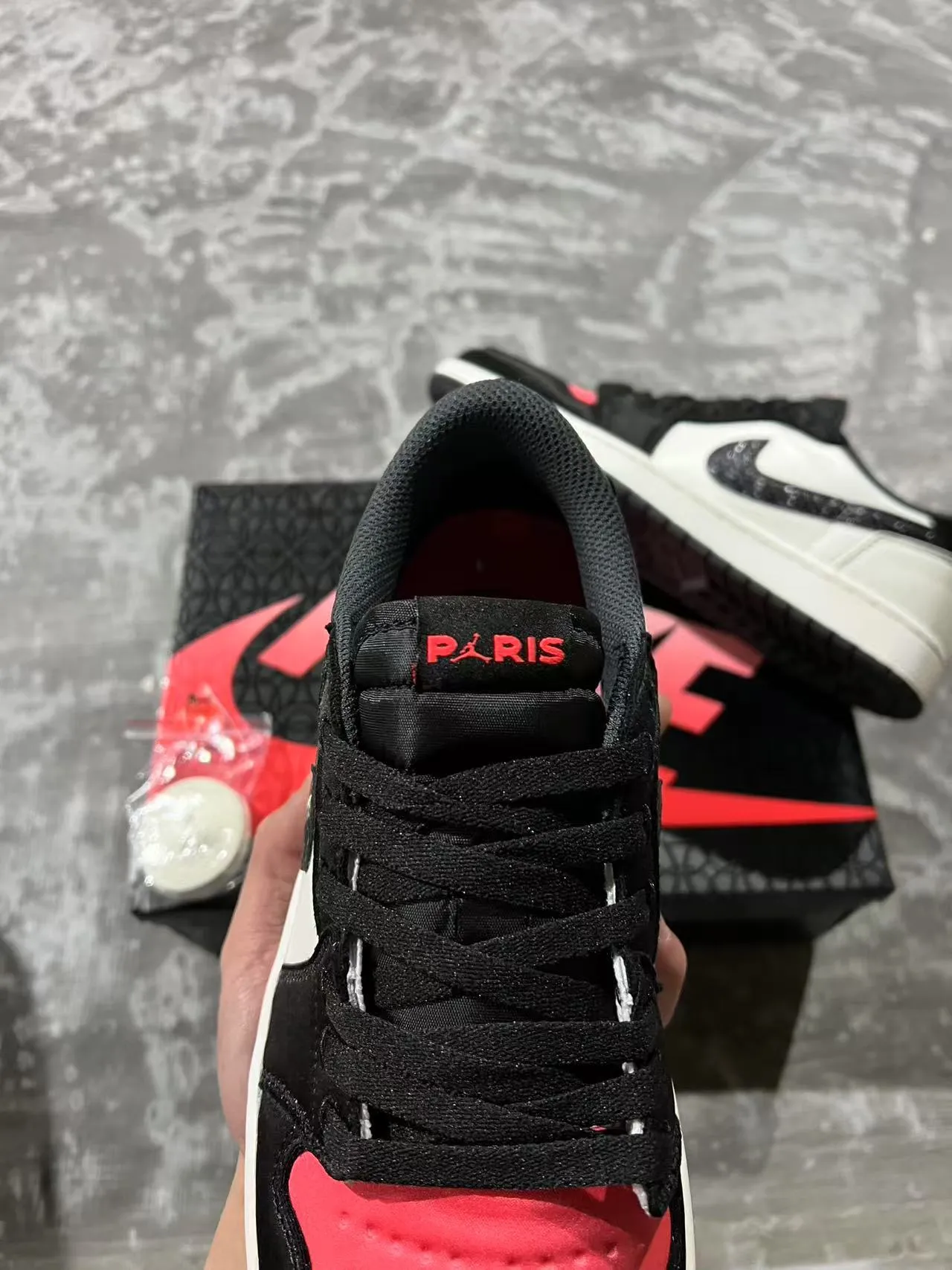 Tênis de basquete Air Jordan cano baixo branco e preto com cabedal em couro e sintético 4