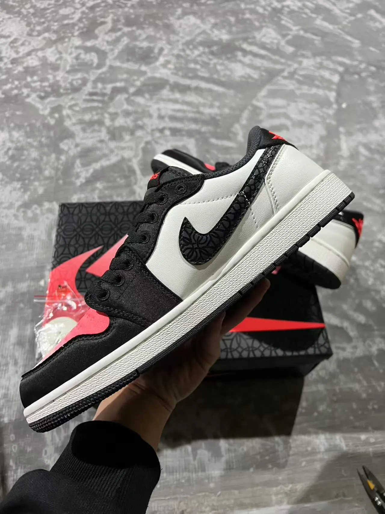 Tênis de basquete Air Jordan cano baixo branco e preto com cabedal em couro e sintético 5
