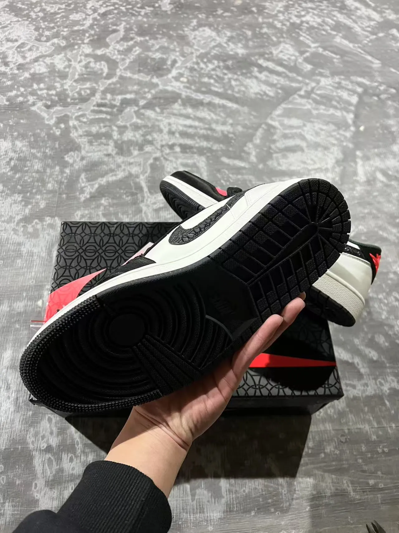 Tênis de basquete Air Jordan cano baixo branco e preto com cabedal em couro e sintético 6
