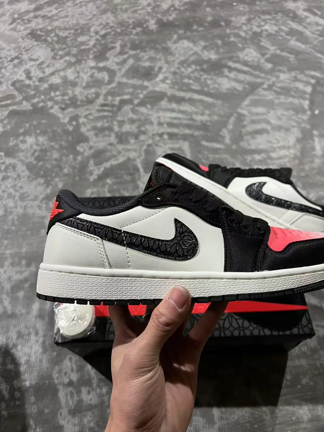 Tênis de basquete Air Jordan cano baixo branco e preto com cabedal em couro e sintético 7