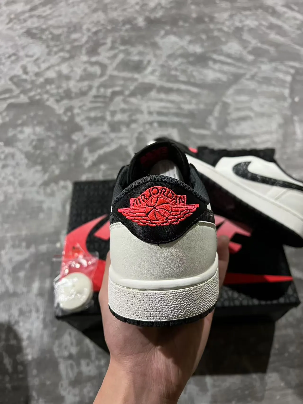 Tênis de basquete Air Jordan cano baixo branco e preto com cabedal em couro e sintético 8