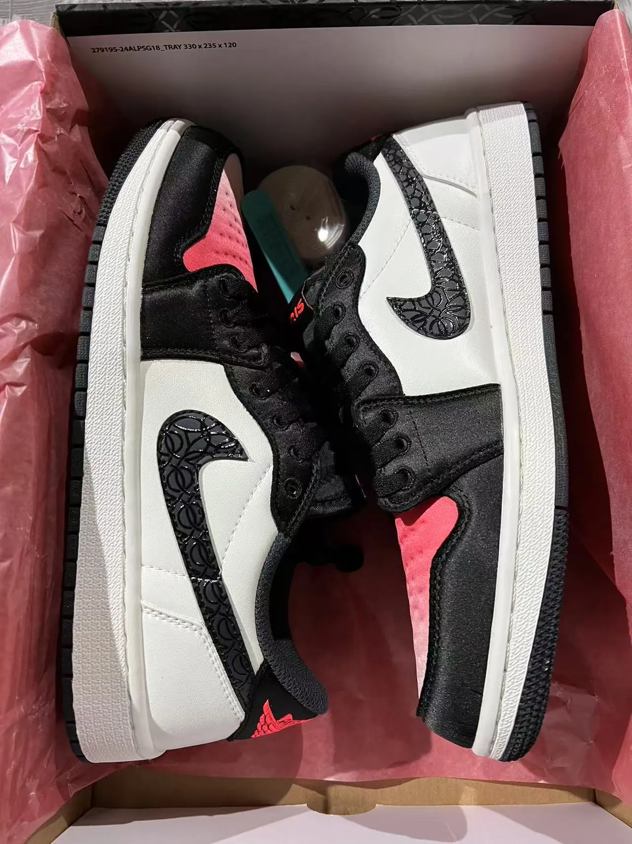 Tênis de basquete Air Jordan cano baixo branco e preto com cabedal em couro e sintético 9