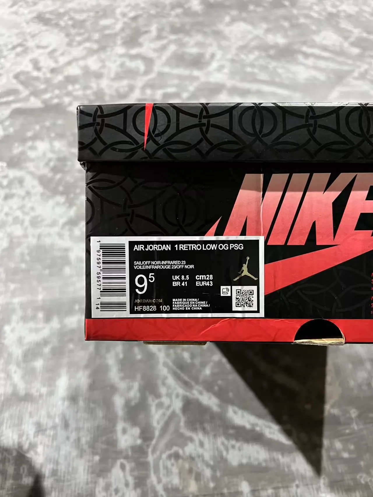 Tênis de basquete Air Jordan cano baixo branco e preto com cabedal em couro e sintético 10