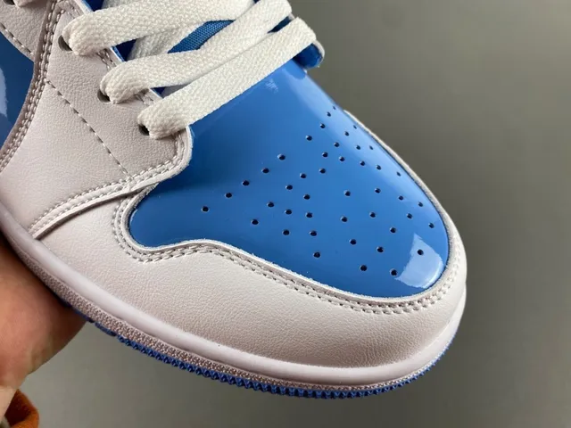 Zapatillas de baloncesto Air Jordan de caña alta en blanco y azul con detalles de charol 2