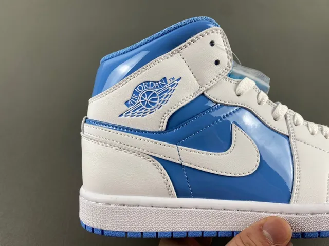 Zapatillas de baloncesto Air Jordan de caña alta en blanco y azul con detalles de charol 3