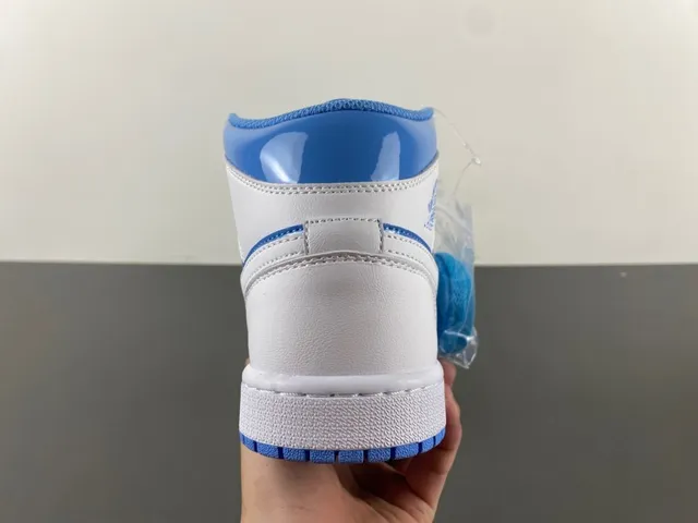 Zapatillas de baloncesto Air Jordan de caña alta en blanco y azul con detalles de charol 4