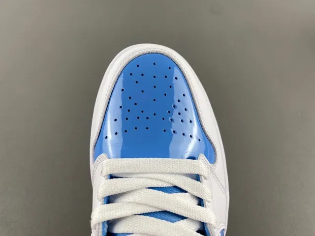 Zapatillas de baloncesto Air Jordan de caña alta en blanco y azul con detalles de charol 5
