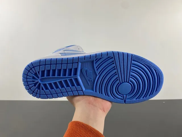 Zapatillas de baloncesto Air Jordan de caña alta en blanco y azul con detalles de charol 6