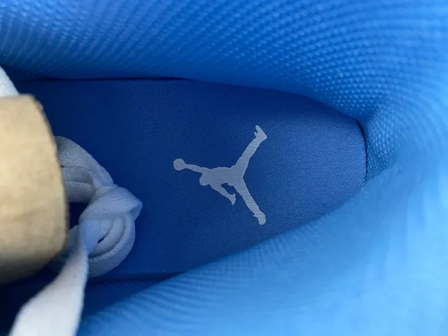 Zapatillas de baloncesto Air Jordan de caña alta en blanco y azul con detalles de charol 7