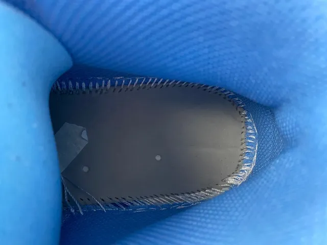 Zapatillas de baloncesto Air Jordan de caña alta en blanco y azul con detalles de charol 8