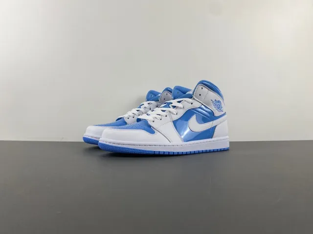 Zapatillas de baloncesto Air Jordan de caña alta en blanco y azul con detalles de charol 9