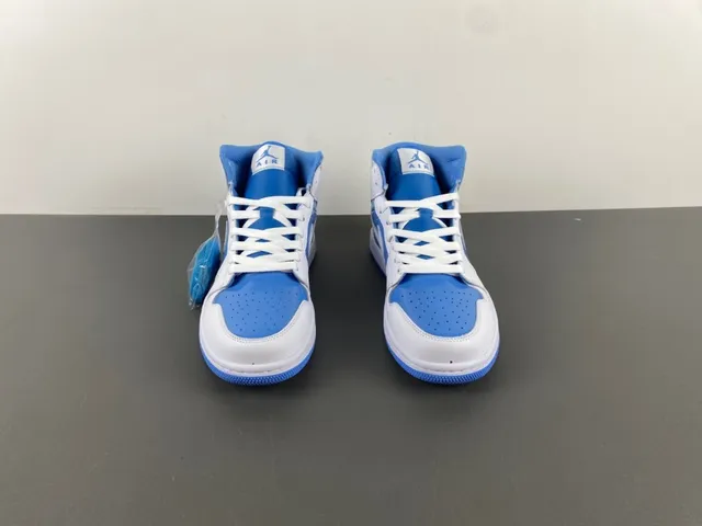 Zapatillas de baloncesto Air Jordan de caña alta en blanco y azul con detalles de charol 10